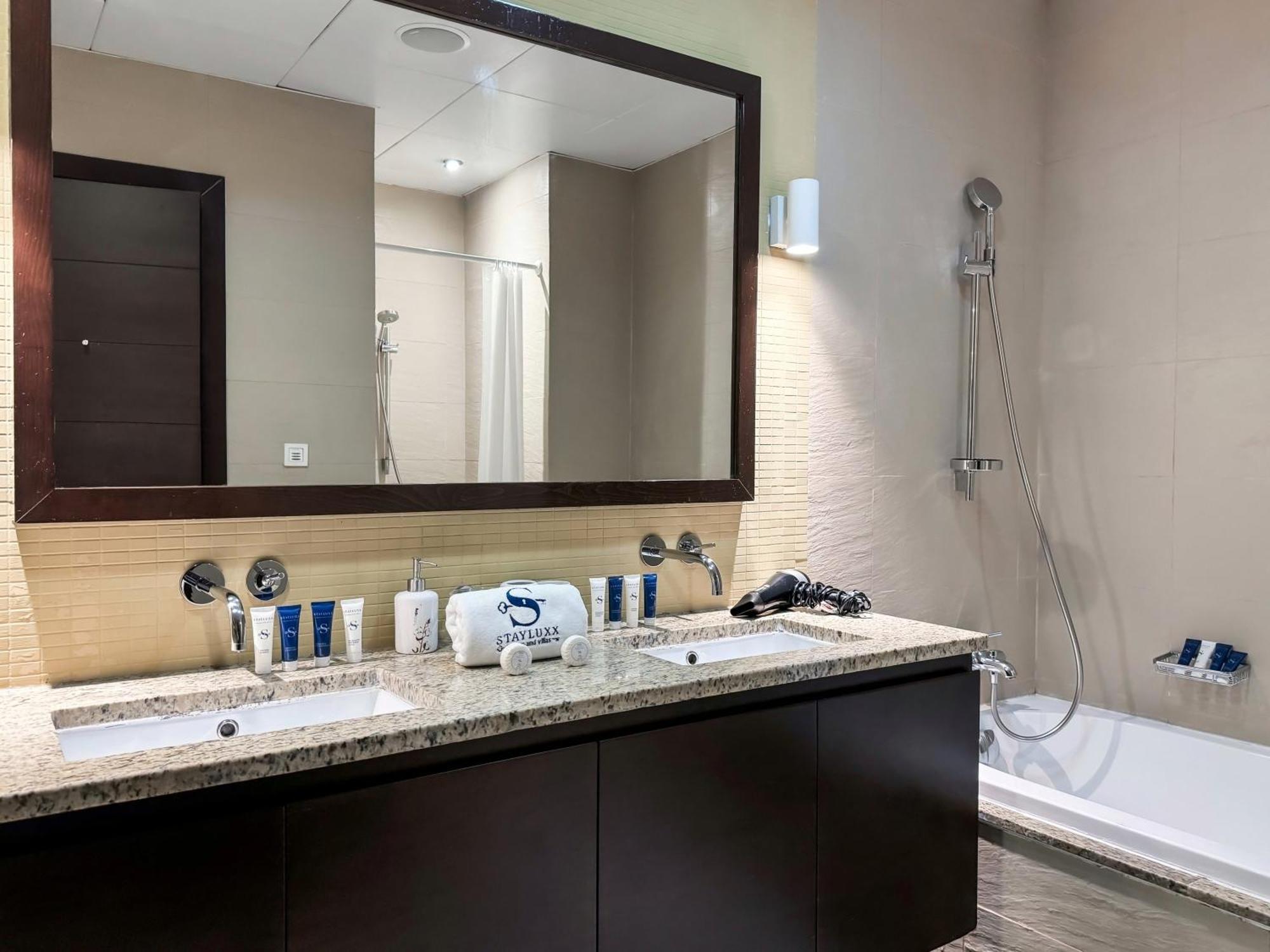 Modern Beachfront 1Br Apartment - Tiara Residence Dubaj Zewnętrze zdjęcie